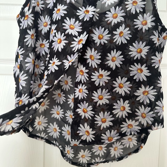 Cute sheer blouse $10 - Picture 2 of 3